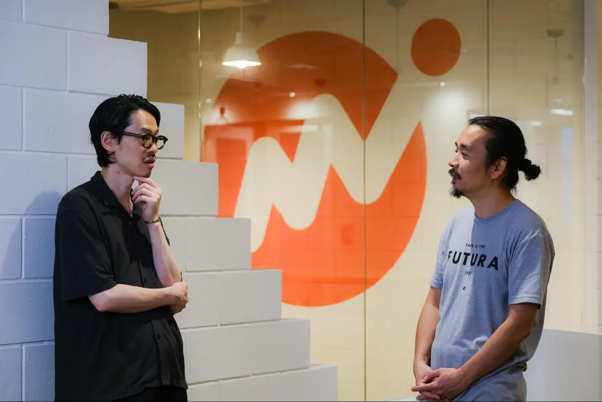 マネーフォワードの未来を担う次世代のリーダーに期待を寄せ、熱く語り合う横坂さん(左)と松村さん(右)。