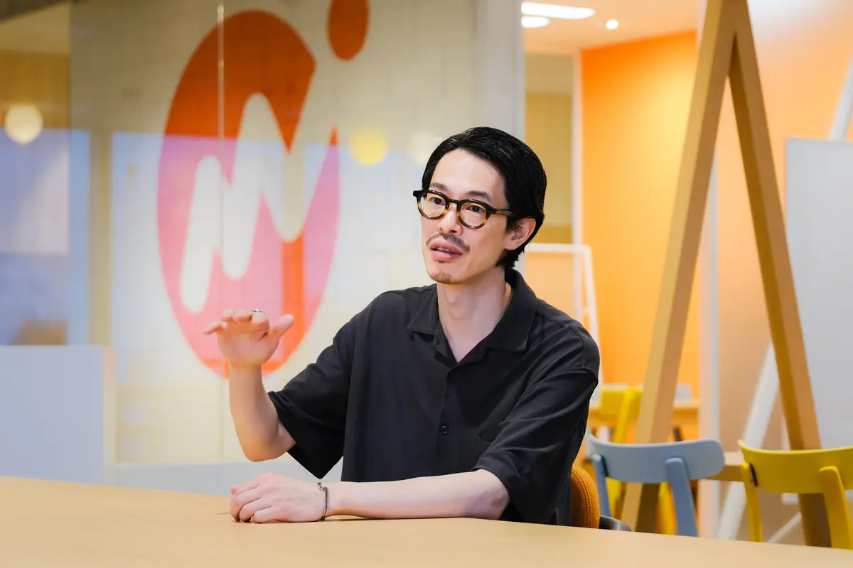 事業の急成長に伴う「縦と横のバランス」という組織課題について語る横坂さん。