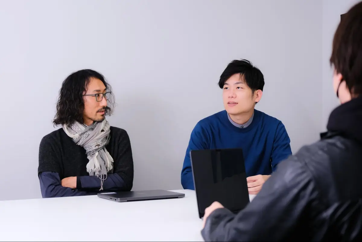 多様なバックグラウンドを持つデザイナー同士が、日々ユーザー体験のあり方を議論する