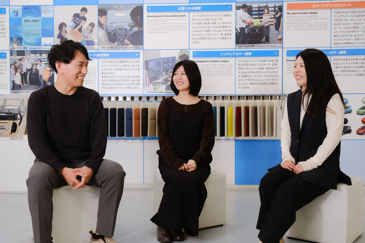 年次やバックグラウンドの垣根を越え、フラットに意見を交わす3名(左から鈴木さん、中村さん、太田さん)
